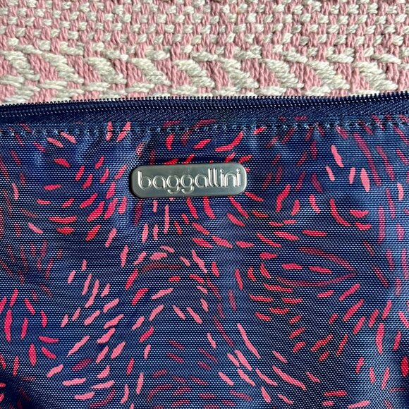 Baggallini RFID blocking blue and red print wristlet - Picture 2 of 4